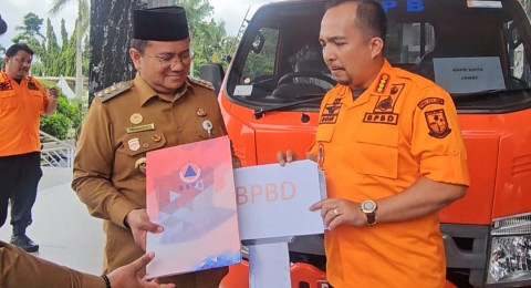 BNPB Serahkan Kendaraan Logistik, Perkuat Kesiapsiagaan BPBD Kota Jambi yang Baru Terbentuk